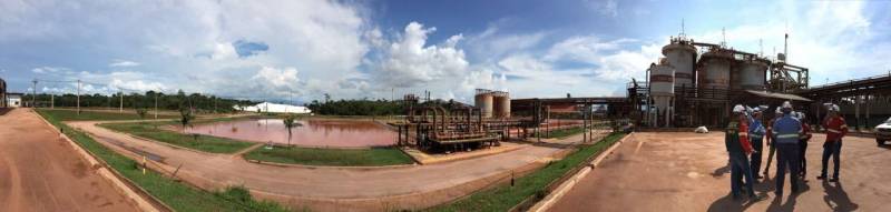 Iniciou neste sábado, 24, o prazo que o Governo do Estado deu para que a mineradora Hydro Alunorte adote procedimentos e mecanismos seguros ambientalmente, a fim de que as bacias de resíduos da empresa baixem os níveis em pelo menos um metro – o que é definido tecnicamente como padrão de segurança com comprovação permanente da redução e manutenção dos níveis. Uma equipe de fiscalização da Secretaria de Estado de Meio Ambiente e Sustentabilidade (Semas) está no município para fazer o monitoramento dos níveis das bacias do sistema de tratamento dos rejeitos da Bauxita. "Vamos montar equipes para, de duas em duas horas, avaliar o nível das bacias. Em caso de chuva o monitoramento será feito de uma em uma hora", explicou Rejiane Santos, geóloga da Diretoria de Licenciamento Ambiental da Semas.
FOTO: LIDIANE SOUZA / SECOM
DATA: 24.02.2018
BARCARENA - PARÁ
<div class='credito_fotos'>Foto: LIDIANE SOUZA / SECOM | <a href='/midias/2018/originais/af8c6125-eac2-4930-b141-dad1077354ef.jpg' download><i class='fa-solid fa-download'></i> Download</a></div>