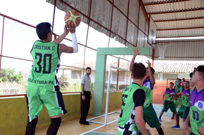 A Regional Mocajuba dos Jogos Estudantis Paraenses (JEPs), que ocorreu de 16 a 20 deste mês reunindo municípios do Baixo Tocantins, foi encerrada com festa no final de semana, pelos atletas que garantiram vagas na Etapa Estadual da competição, marcada para o período de 19 a 22 de junho, na Arena Guilherme Paraense, em Belém, com as finais transmitidas ao vivo pela TV Cultura do Pará. Na categoria B masculino, os campeões no basquetebol (foto) foram estudantes da Escola Estadual Palmira Gabriel, do município de Barcarena.
FOTO: ELISEU DIAS / ASCOM SEDUC
DATA: 20.05.2018
MOCAJUBA - PARÁ <div class='credito_fotos'>Foto: Eliseu Dias / Ascom Seduc | <a href='/midias/2018/originais/af8cf406-210d-4d36-a42d-213830c117cb.jpg' download><i class='fa-solid fa-download'></i> Download</a></div>
