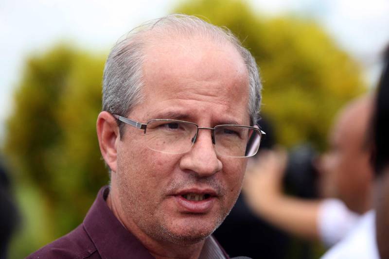 O Governador do Pará, Simão Jatene, esteve durante esta sexta-feira (13) no município de Paragominas. Além de visitar as áreas afetadas pela enxurrada que ocorreu na madrugada da quinta-feira (12), ele conversou com moradores atingidos, reuniu com autoridades municipais, secretários de estado, com o Corpo de Bombeiros e a Defesa Civil para traçar as metas e ações a serem cumpridas para restabelecer a normalidade na cidade. A forte enxurrada, que durou toda a madrugada, alagou cerca de 40% da cidade e atingiu 350 famílias. Até o momento, 13 locais foram adequados para funcionar como abrigo, entre escolas, associações, ginásios, entre outros, para receber desabrigados e desalojados. Na foto, o prefeito de Paragominas, Paulo Tocantins (camisa vinho).

FOTO: SIDNEY OLIVEIRA / AG. PARÁ
DATA: 13.04.2018
PARAGOMINAS - PARÁ <div class='credito_fotos'>Foto: Sidney Oliveira/Ag. Pará   |   <a href='/midias/2018/originais/af914f94-e653-4d01-a9f5-ed553fd31ab9.jpg' download><i class='fa-solid fa-download'></i> Download</a></div>