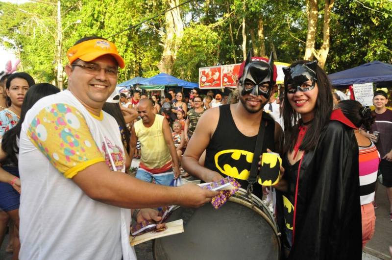 Durante todo o feriado de Carnaval, equipes da Secretaria de Estado de Saúde Publica (Sespa) percorreram diversos municípios paraenses para levar ações de saúde e prevenção aos principais pontos de concentração de foliões. Os técnicos distribuíram preservativos masculinos e femininos, orientaram os brincantes sobre as Infecções Sexualmente Transmissíveis (IST) e também sobre o combate ao Aedes aegipty, mosquito causador da dengue, zika e chikungunya.
FOTO: JOSÉ PANTOJA / ASCOM SESPA
DATA: 13.02.2018
BARCARENA - PARÁ <div class='credito_fotos'>Foto: José Pantoja / Ascom Sespa | <a href='/midias/2018/originais/afa0de12-410a-4e1b-849a-846d398aba4b.jpg' download><i class='fa-solid fa-download'></i> Download</a></div>