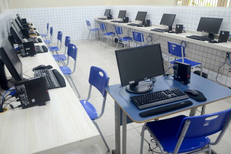 O Distrito de Icoaraci, em Belém, ganhou mais uma escola. Nesta sexta-feira (15), a Secretaria de Estado de Educação (Seduc) inaugurou a obra da Escola Estadual de Ensino Fundamental e Médio Professor Jorge Lopes Raposo (foto). Construída integralmente, a unidade faz parte de um pacote de mais de 100 projetos de novas escolas, reformas e ampliações que a Seduc está executando em 53 municípios. A obra concluída foi recebida como fator motivacional de novo posicionamento da escola no Índice de Desenvolvimento da Educação Básica (Ideb). A inauguração reuniu a comunidade escolar e se transformou numa festa que congregou alunos, professores, dirigentes e os gestores da Seduc, liderados pela secretária Ana Claudia Serruya Hage.
FOTO: ELISEU DIAS / ASCOM SEDUC
DATA: 15.06.2018
BELÉM - PARÁ <div class='credito_fotos'>Foto: Eliseu Dias / Ascom Seduc | <a href='/midias/2018/originais/afa30a97-d430-414d-8d07-ba51695d4eed.jpg' download><i class='fa-solid fa-download'></i> Download</a></div>