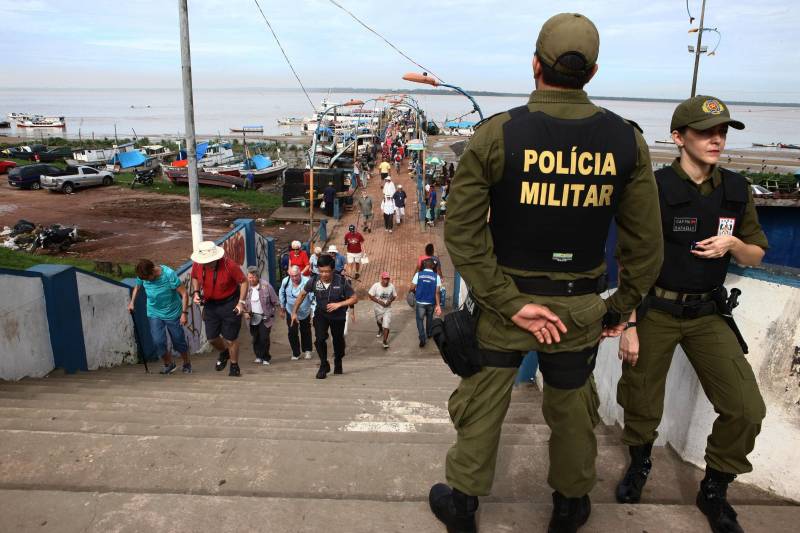 A Estação das Docas recebeu, nesta quarta-feira (15), a visita de mais de 800 turistas que desembarcaram em Belém no navio transatlântico Veendam. Para atender a demanda turística, a Estação antecipou o seu horário de funcionamento e ofereceu o serviço da visita monitorada, com atendimento bilíngue e distribuição de mapas da capital paraense, com informações que auxiliaram o visitante a explorar as belezas da cidade e conhecer um pouco mais sobre o complexo.
FOTO: CLÁUDIO SANTOS / AG. PARÁ
DATA: 15.02.2017
BELÉM - PARÁ <div class='credito_fotos'>Foto: Cláudio Santos/ Ag. Pará | <a href='/midias/2018/originais/afac1ce2-2fcc-462f-9627-6913c07cb03f.jpg' download><i class='fa-solid fa-download'></i> Download</a></div>