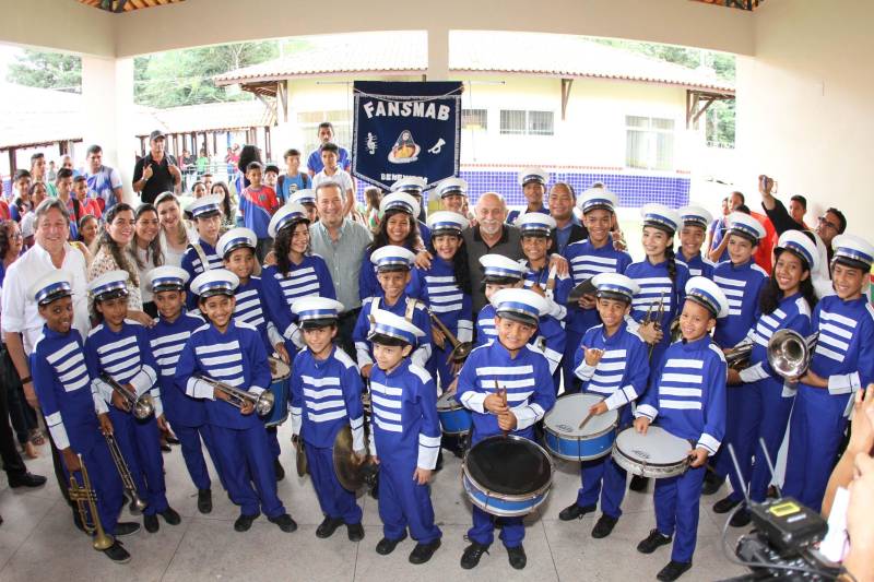 Um painel, no pátio da Escola Estadual de Ensino Médio Ruth Guimarães Ferreira, no distrito de Murinim, em Benevides, mostra 16 alunos da unidade aprovados nos últimos vestibulares. Desses, 12 irão estudar na Universidade Federal do Pará (UFPA). São os primeiros resultados de um processo que começou há nove meses, quando a escola entrou em reforma e ampliação. A nova “Ruth Guimarães Ferreira” foi entregue oficialmente nesta segunda-feira, 26, pelo governador Simão Jatene. Reformada e ampliada, a escola tem agora seis salas de aula; quatro laboratórios (multiuso, multidisciplinar, informática e de leitura); cozinha; refeitório e dispensa; quadra poliesportiva, vestiários feminino e masculino; área de convivência; sala para Atendimento Educacional Especializado (AEE) e acessos para pessoas com deficiência. Espaços de sobra para seus 892 alunos, distribuídos em três turnos do Ensino Médio. A obra custou R$ 2,446 milhões.
FOTO: CRISTINO MARTINS / AG. PARÁ
DATA: 26.03.2018
BENEVIDES - PARÁ <div class='credito_fotos'>Foto: Cristino Martins/Ag. Pará | <a href='/midias/2018/originais/afadf598-9ec1-42a6-a2a1-b185a478959a.jpg' download><i class='fa-solid fa-download'></i> Download</a></div>