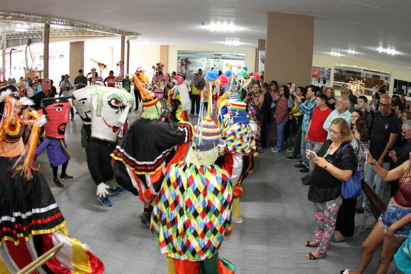 Um grande cortejo cultural marcou a tarde desta quinta-feira, 03, durante a inauguração da Galeria Benedito Nunes, na sede da Fundação Cultural do Pará, no Centur. Participaram representantes dos grupos de Bois de São Caetano de Odivelas, como boi Tinga, Faceiro e Vaca Velha, animados pela banda Milícia Odivelense. Os grupos trouxeram a cultura do Boi de Máscaras para o público de Belém e São Caetano que participaram do evento.
FOTO: CRISTINO MARTINS / AG. PARÁ
DATA: 03.05.2018
BELÉM - PARÁ <div class='credito_fotos'>Foto: Cristino Martins/Ag. Pará | <a href='/midias/2018/originais/afc0495a-becd-49d4-b093-64e62dd1a51d.jpg' download><i class='fa-solid fa-download'></i> Download</a></div>