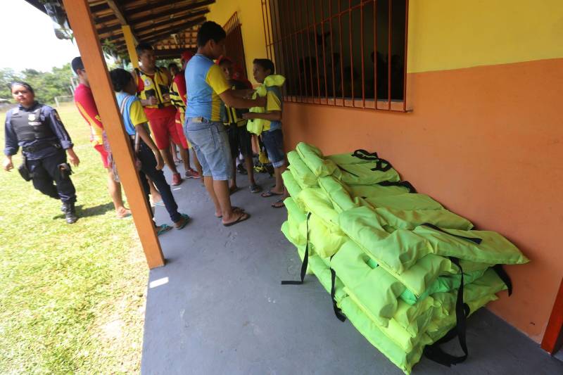 O Governo do Estado, por meio do Corpo de Bombeiros Militar do Pará em parceria com a Sobrasa (Sociedade Brasileira de Salvamento Aquático), realizaram nesta quarta-feira (05) a entrega de 100 coletes salva-vidas (foto) na comunidade ribeirinha do Igarapé Grande, no município de Ananindeua. A medida visa ajudar na prevenção dos acidentes por afogamento nos rios paraenses.
FOTO: SIDNEY OLIVEIRA / AG. PARÁ
DATA: 05.10.2016
ANANINDEUA - PARÁ <div class='credito_fotos'>Foto: Sidney Oliveira/Ag. Pará | <a href='/midias/2018/originais/afc3a0f5-2c8e-45bc-848b-b18ce9e26265.jpg' download><i class='fa-solid fa-download'></i> Download</a></div>