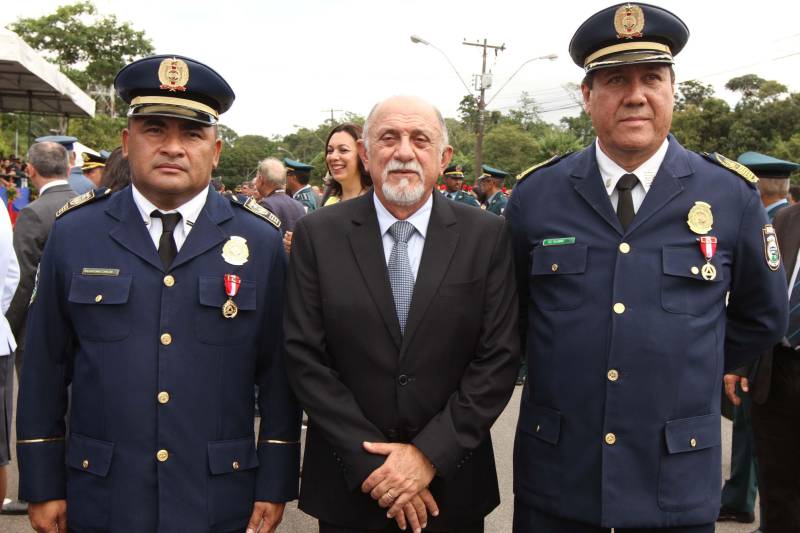 A cerimônia pelo Dia de Tiradentes, patrono das polícias militares do Brasil, este ano, no Pará, teve um toque especial. Na manhã desta quinta-feira, 20, no Comando Geral da Polícia Militar do Estado, foram oficializadas as promoções de 539 policiais e entregues 170 novos veículos para a corporação. O governador Simão Jatene participou da cerimônia. A frota vai ajudar no combate à criminalidade na região metropolitana de Belém e interior do estado. Dos 170 veículos entregues para reforçar o policiamento, 60 são motocicletas, 60 viaturas modelo Palio Weekend com cela e 50 Pick-ups, com cela, todos em regime de locação, que serão somados à frota. Serão investidos mensalmente 4 milhões de reais. As 539 promoções beneficiam policiais militares da capital e do interior do estado, sendo 462 praças e 77 oficiais. “Eu me sinto lisonjeada e quero chegar à capitã”, disse Rejane Santa Brígida Miranda, promovida de soldado a cabo. “Fico feliz também por termos um plano seguro, de carreira e me sinto prestigiada na carreira que escolhi”, completou Rejane.
FOTO: CRISTINO MARTINS / AG PARÁ
DATA:20.04.2018
BELÉM - PARÁ <div class='credito_fotos'>Foto: Cristino Martins/Ag. Pará | <a href='/midias/2018/originais/afc469a9-d7ce-45f2-99c9-405105de3954.jpg' download><i class='fa-solid fa-download'></i> Download</a></div>
