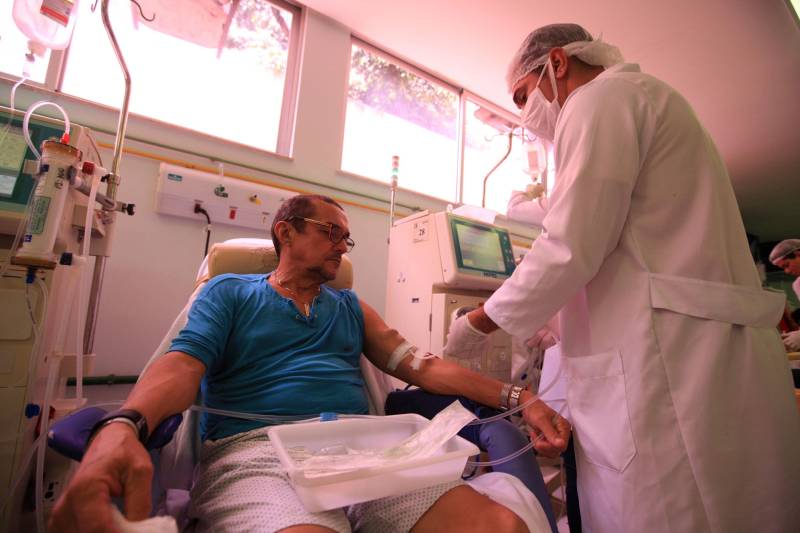 O aposentado Silvio Moraes (foto), de 57 anos, realiza três sessões semanais de hemodiálise no Centro Monteiro Leite, em Belém. Ele costuma chegar mais de uma hora antes para o que considera estar longe de ser um sacrifício. “Faço hemodiálise aqui há cinco anos e o serviço é ótimo, realmente diferenciado. A gente depende dessa máquina para viver, sem ela eu não estaria aqui”, disse o aposentado.

FOTO: SIDNEY OLIVEIRA/AG. PARÁ
DATA: 25.11.2018
BELÉM - PARÁ <div class='credito_fotos'>Foto: Sidney Oliveira/Ag. Pará   |   <a href='/midias/2018/originais/afc4bd3f-d0f3-4dca-8028-d81b77a57ec3.jpg' download><i class='fa-solid fa-download'></i> Download</a></div>