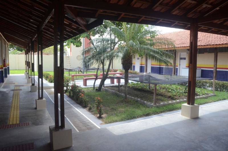 A comunidade escolar do município de Pau D´Arco, no sudeste paraense, recebeu, na quinta-feira (27), a Escola Estadual de Ensino Médio “Paul Hannemann” (foto), totalmente reconstruída pelo Governo do Estado. A cerimônia de entrega das obras contou com a presença da secretária de Estado de Educação, Ana Claudia Serruya Hage, e de dirigentes da Seduc, além de lideranças comunitárias e gestores da escola. A reconstrução da Escola “Paulo Hannemann” foi financiada com recursos do Banco Interamericano de Desenvolvimento (BID). A obra foi executada pela Secretaria de Educação e custou cerca de R$ 3.146.962,76. O projeto faz parte do Programa de Melhoria da Qualidade e Expansão da Cobertura da Educação Básica do Pará, preconizado pela Seduc no âmbito do Pacto pela Educação.

FOTO: FERNANDO NOBRE / ASCOM SEDUC
DATA: 27.12.2018
PAU D'ARCO - PARÁ <div class='credito_fotos'>Foto: FERNANDO NOBRE/ASCOM SEDUC   |   <a href='/midias/2018/originais/afd097b3-bcc3-4e69-b4ff-684aedf6cb36.jpg' download><i class='fa-solid fa-download'></i> Download</a></div>