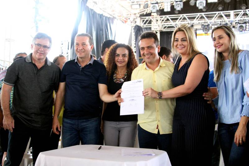 Rio Maria estava já estava em festa pelos 36 anos de emancipação política, comemorados em 13 de maio. Na feira coberta, espaço para grandes eventos, havia palco, praça de alimentação e espaços de entretenimento, e também para a cerimônia de assinatura de convênios (foto) entre o Governo do Pará e a Prefeitura.
FOTO: ANTONIO MACEDO / DIVULGAÇÃO
DATA: 12.05.2018
RIO MARIA - PARÁ <div class='credito_fotos'>Foto: ANTONIO MACEDO / DIVULGAÇÃO | <a href='/midias/2018/originais/afd0a586-0db4-401b-a25b-26e4ecff0b9d.jpg' download><i class='fa-solid fa-download'></i> Download</a></div>