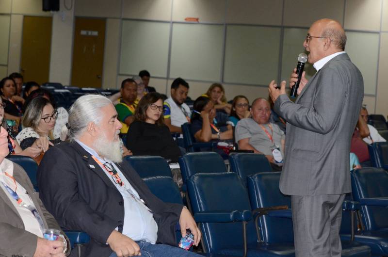 Mais de 100 profissionais de instituições de ensino, especialistas em esporte paralímpico e atletas, se reuniram na tarde desta quarta-feira (21), na abertura do I Seminário Regional Escolar Paralímpico - Norte II, realizado em Belém, na sede da Fundação Cultural do Pará. O segundo vice-presidente do Comitê Brasileiro Paralímpico, Ivaldo Brandão Vieira (foto), falou sobre a realização do seminário em Belém.
FOTO: RAI PONTES / ASCOM SEDUC
DATA: 21.03.2018
BELÉM - PARÁ <div class='credito_fotos'>Foto: Rai Pontes/Ascom Seduc | <a href='/midias/2018/originais/afd3118c-e13e-42d4-a855-8f8bb8e07b8b.jpg' download><i class='fa-solid fa-download'></i> Download</a></div>