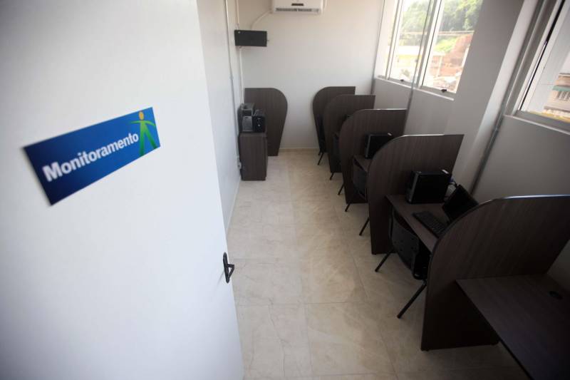 “Fiz questão de trazer minha filha para seu primeiro exercício de cidadania que é ter uma carteira de identidade, ainda mais em um local como este, que permite resolvermos várias pendências com mais conforto e praticidade”, comemorou o senhor Genival de Oliveira, 40 anos, pai da pequena Gabrielle, 8 anos. A família de seu Genival é uma das milhares que serão beneficiadas no município de Parauapebas, no sudeste paraense, com orientações e serviços de diversos órgãos estaduais em um único local: a Estação Cidadania. O espaço, localizado no Shopping Karajás, foi entregue oficialmente à população na manhã deste sábado (19). A cerimônia contou com a presença de secretários de Estado, parlamentares, entre outras autoridades locais. Esta é a segunda Estação Cidadania da região. A primeira é a de Marabá.
FOTO: THIAGO GOMES / AG. PARÁ
DATA: 19.05.2018
PARAUAPEBAS - PARÁ <div class='credito_fotos'>Foto: Thiago Gomes /Ag. Pará | <a href='/midias/2018/originais/afd444eb-1f46-4761-9af3-43c5d241f6f0.jpg' download><i class='fa-solid fa-download'></i> Download</a></div>