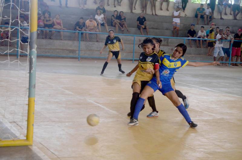 A etapa regional dos Jogos Estudantis Paraenses (Jeps), realizada de 16 a 19 de maio, no município de Igarapé-Açu, no nordeste do Estado, selecionou os times que vão disputar a etapa estadual, em junho, em Belém. Depois dos quatro dias de disputas, Castanhal foi apontada como a delegação que levará para a próxima etapa o maior número de times.
FOTO: RAI PONTES / ASCOM SEDUC
DATA: 20.05.2018
IGARAPÉ-AÇU - PARÁ <div class='credito_fotos'>Foto: Rai Pontes/Ascom Seduc | <a href='/midias/2018/originais/afd7d1a0-d81d-4c7b-87c5-41725f45b12a.jpg' download><i class='fa-solid fa-download'></i> Download</a></div>