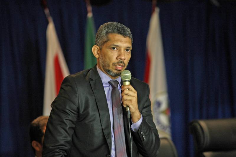 Foi iniciada, ainda na noite da segunda-feira (9), uma operação de reforço policial nas ruas da capital paraense e dos demais municípios da Região Metropolitana de Belém (RMB). O maior efetivo nas ruas foi colocado logo após as mortes registradas ao longo daquele dia. As investigações iniciaram e as vítimas já foram identificadas. Além disso, uma sala de situação foi implantada no Centro Integrado de Operações (Ciop) para traçar e definir metas para as operações, comandada pela Secretaria de Estado de Segurança Pública e Defesa Social (Segup). Essas informações foram divulgadas na terça-feira (10) em coletiva de imprensa, na sede da Delegacia Geral da Polícia Civil, em Belém. Entre as 13 mortes registrados na segunda-feira está a do policial militar Joaquim Nunes Silva. Os outros 12 eram civis e apenas um ainda não foi identificado ainda. E 9 dos 12 civis têm passagem pela polícia. Na foto, o delegado geral, Cláudio Galeno.
FOTO: SIDNEY OLIVEIRA / AG. PARÁ
DATA: 10.04.2018
BELÉM - PARÁ <div class='credito_fotos'>Foto: Sidney Oliveira/Ag. Pará | <a href='/midias/2018/originais/b00e0962-91b4-4575-b965-d57ed00ab4de.jpg' download><i class='fa-solid fa-download'></i> Download</a></div>