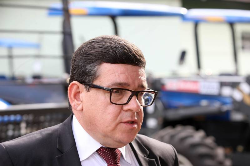 Com o propósito de fortalecer o trabalho do pequeno agricultor, o Governo do Pará, por meio da Secretaria de Estado de Desenvolvimento Agropecuário e da Pesca (Sedap), entregou mais de R$ 4 milhões em equipamentos e veículos agrícolas a 36 municípios. Patrulhas mecanizadas, motocicletas, grades aradoras, caminhões, veículos tipo passeio, rabetas, casas de farinha completas e roçadeiras estão entre os equipamentos que vão ajudar no desenvolvimento da agricultura familiar. Na foto, o titular da Sedap, João Carlos Leão.
FOTO: SIDNEY OLIVEIRA / AG. PARÁ
DATA: 13.05.2018
BELÉM - PARÁ <div class='credito_fotos'>Foto: Sidney Oliveira/Ag. Pará | <a href='/midias/2018/originais/b0369a57-b33f-4648-b83d-d792775c0acd.jpg' download><i class='fa-solid fa-download'></i> Download</a></div>