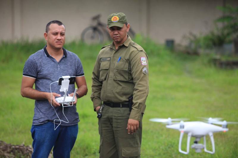 A Polícia Militar iniciou na manhã desta quarta-feira, 16, na sede do Comando Geral, em Icoaraci, o processo de habilitação ao 1º Curso de Operador de Aeronaves Remotamente Pilotadas (RPA - Remotely Piloted Aircraft), conhecidos popularmente como drones (foto), oferecido pela PM do Pará. Vinte candidatos participaram das avaliações psicológica e técnica. Na quinta-feira, 17, a previsão é de que os 23 inscritos sejam submetidos aos testes de aptidão. O resultado final das avaliações será divulgado até a próxima sexta-feira, 18. Os habilitados estarão credenciados a participar do curso previsto para o período de 21 a 25 deste mês. Na programação de hoje foram formados dois grupos, avaliados pela equipe do Centro Integrado de Psicologia e Assistência Social (Cipas). Em seguida os candidatos foram à parte prática, coordenado operacionalmente pelo cabo Antônio Donato, da Assessoria de Comunicação da PM.
FOTO: MÁCIO FERREIRA / AG. PARÁ
DATA: 16.05.2018
BELÉM - PARÁ <div class='credito_fotos'>Foto: MÁCIO FERREIRA/ AG. PARÁ | <a href='/midias/2018/originais/b03893e6-190e-4309-9de9-22e891f63784.jpg' download><i class='fa-solid fa-download'></i> Download</a></div>