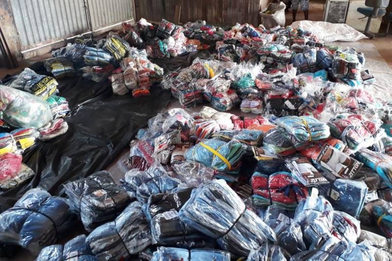 Servidores da Secretaria de Estado da Fazenda (Sefa), lotados na coordenação de mercadorias em trânsito de Marabá, sudeste paraense, apreenderam, na unidade no Km 9 da BR 230, a Transamazônica, 1.700 peças de confecções, com visível intuito comercial, desacompanhadas de documento fiscal e sem o devido recolhimento de ICMS.
FOTO: ASCOM SEFA
DATA: 04.05.2018
MARABÁ - PARÁ <div class='credito_fotos'>Foto: Ascom Sefa | <a href='/midias/2018/originais/b039f714-f256-420d-83c3-9e13a4048712.jpg' download><i class='fa-solid fa-download'></i> Download</a></div>