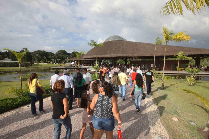 O Parque Estadual do Utinga (PEUt) o mais importante espaço de preservação e estudo da biodiversidade dentro da Região Metropolitana de Belém será reaberto à população a partir desta sexta,16, a partir das 16h30, com apresentações artísticas, com o Boi Veludinho, crianças do Pro Paz e a premiada Orquestra Sinfônica do Theatro da Paz. A apresentação será em um espaço ao ar livre e não será necessária a retirada de ingressos, por esse motivo, a recomendação é que o público chegue cedo, porque a entrada será fechada quando o espaço estiver lotado.
FOTO: SIDNEY OLIVEIRA / AG PARÁ
DATA: 16.03.2018
BELÉM - PARÁ <div class='credito_fotos'>Foto: Sidney Oliveira/Ag. Pará | <a href='/midias/2018/originais/b03a8097-f991-496d-b3a8-33f445ade44d.jpg' download><i class='fa-solid fa-download'></i> Download</a></div>