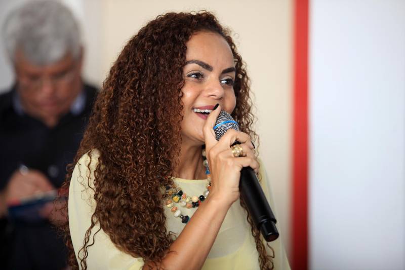 Moradores, comerciantes, militares e políticos da região da Ilha do Marajó comemoraram, nesta quarta-feira (24), junto ao governador Simão Jatene, a entrega do 18º Grupamento Bombeiro Militar, inaugurado hoje no município de Salvaterra. Quarenta e oito militares foram deslocados para o local, sendo 45 praças e três oficiais. O espaço conta com viaturas para atendimento a incêndios, salvamentos, resgates e uma lancha.O Coronel Antônio Zanelli, comandante geral do Corpo de Bombeiros, explicou a escolha do município para receber o grupamento. “Salvaterra foi escolhida estrategicamente para receber este quartel por ser a porta do Marajó. Salvaterra e Soure possuem forte apelo turístico. Antes, nosso tempo-resposta para a população daqui demorava até 1h30 minutos, já que vínhamos de Icoaraci, distrito de Belém. Agora a meta é atender o mais rápido possível os seis municípios da região do Marajó Ocidental”, explicou. Além de Salvaterra e Soure, a corporação atenderá os municípios de Cachoeira do Arari, Santa Cruz do Arari, Ponta de Pedras e Muaná. Na foto, Izabela Jatene, secretária de Estado de Municípios Sustentáveis.

FOTO: MÁCIO FERREIRA / AG PARÁ
DATA: 24.01.2018
SALVATERRA - PARÁ <div class='credito_fotos'>Foto: MÁCIO FERREIRA/ AG. PARÁ   |   <a href='/midias/2018/originais/b03c2086-27e1-42a7-911e-a7c0386f49ad.jpg' download><i class='fa-solid fa-download'></i> Download</a></div>