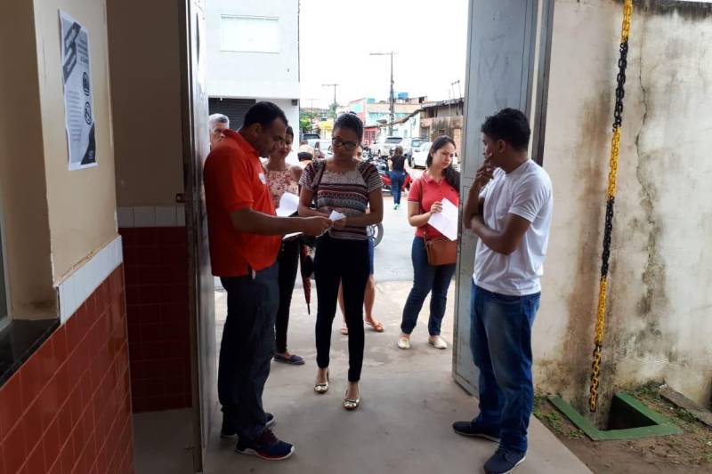 Penitenciário do Estado (Susipe) que oferece 969 vagas iniciou neste domingo, 11, pela manhã. Dos 17.545 que deveriam fazer a prova no período da manhã, 12.391 compareceram para concorrer aos cargos de Assistente Administrativo, Enfermagem, Pedagogo (Especialista em Educação) e Técnico em Gestão de Informática, cargos com provas pela manhã. De acordo com a empresa AOCP Concursos Públicos, organizadora do certame, 5.063 candidatos faltaram representando 29.01% do quantitativo que deveria fazer a prova nesta manhã. O concurso também terá provas a tarde e no próximo domingo, 18. Em Castanhal, dos 1.740 candidatos inscritos para o cargo de assistente administrativo, 452 faltaram, mais de 25% do total de inscritos. O candidato Werleson Silveira veio de Bragança fazer a prova em Castanhal. Ele já é concurseiro e está ansioso pra entrar no mercado de trabalho. “É o terceiro concurso que faço, mas ainda não consegui passar. Estou confiante neste concurso. Estudei em casa mesmo. Comprei apostila e assisti às aulas pela internet também. Estou desempregado e espero ter um bom resultado”, disse. Infelizmente nem todos conseguiram fazer prova. O candidato Emanoel Oliveira veio de Mocajuba na noite de ontem (17). Ele passou 7h na estrada, mas chegou um minuto atrasado e os portões já tinham sido fechados no Instituto Federal de Educação Tecnológica (IFPA) em Castanhal. “Perdi meu cartão de inscrição e aí minha namorada falou que meu local de prova era na UFPA. Cheguei lá e me disseram que a prova era no IFPA. Com essa confusão da escola acabei me atrasando e perdi a prova. Agora é tentar na próxima”, contou.
FOTO: ASCOM / SEAD
DATA: 11.03.2018
ALTAMIRA - PARÁ <div class='credito_fotos'>Foto: ASCOM SEAD | <a href='/midias/2018/originais/b03ed1da-44fc-4d11-8322-3beb9a4f72b7.jpg' download><i class='fa-solid fa-download'></i> Download</a></div>
