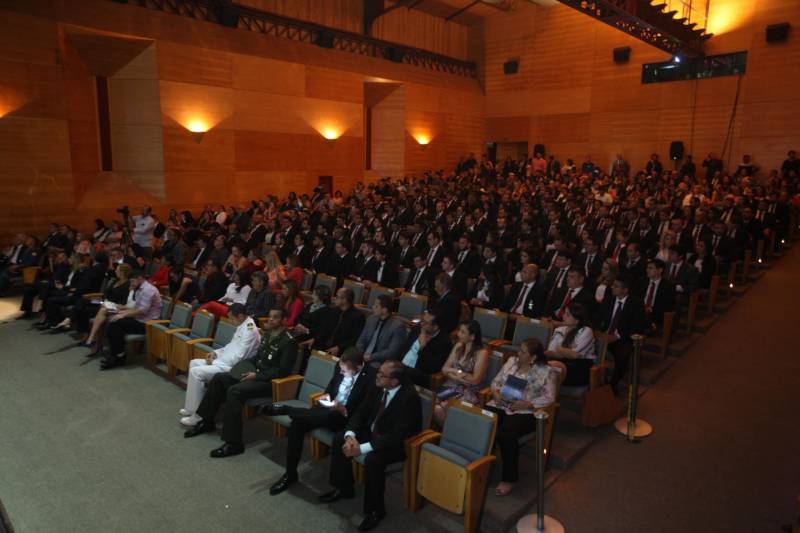 O Pará vai voltar a ter um delegado de polícia para cada município. A posse de 149 novos delegados da Polícia Civil, que aconteceu nesta segunda-feira (26) no Teatro Maria Sylvia Nunes, na Estação das Docas, vai garantir, com sobras, a cobertura completa dos 144 municípios do estado. Aprovados em concurso público, os novos delegados concluíram o curso de Formação da Polícia Civil do Pará no dia 15 deste mês. O curso foi o primeiro do Brasil a incluir sete disciplinas inéditas: Oratória, Atuação Policial frente aos Grupos Vulneráveis, Relacionamento com a Imprensa e Mídias Sociais, Abordagem Psicopatológica do Crime e da Violência, Investigação Financeira no Enfrentamento ao Crime de Lavagem de dinheiro, Noções Básicas de Enfrentamento às Fraudes Veiculares e Linguagem Brasileira de Sinais. O concurso aprovou ainda 300 investigadores, 180 escrivães e 20 papiloscopistas. Os novos policiais civis passaram por quatro meses de formação técnica e profissional na Acadepol. Com a nomeação, o próximo passo será a lotação dos novos servidores públicos nas unidades de Polícia Civil do estado, quando eles saberão em qual região do Pará trabalharão inicialmente.
FOTO: SYDNEY OLIVEIRA / AG. PARÁ
DATA: 26.02.2018
BELÉM - PARÁ <div class='credito_fotos'>Foto: Sidney Oliveira/Ag. Pará | <a href='/midias/2018/originais/b0426512-b991-40f3-b59b-8ec6f9ae8ff9.jpg' download><i class='fa-solid fa-download'></i> Download</a></div>