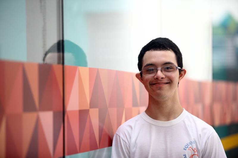 A cadeira de rodas que acompanha Luis Gustavo desde pequeno em nada atrapalha a vida do jovem com 17 anos. Ele faz o convênio, cursa inglês e treina bocha adaptada há quatro anos. Em 2017, foi campeão nacional paralímpico escolar representando o Estado do Pará na competição. Luis nasceu com artogripose e teve os dois fêmures fraturados durante o parto, segundo a mãe dele, Geisy Aleixo, de 40 anos. Juntos, eles estiveram na última semana conhecendo o Centro Integrado de Inclusão e Reabilitação (CIIR), que será inaugurado no próximo dia 12 de abril pelo Governo do Estado. o CIIR vai funcionar um Centro Especializado em Reabilitação (CER IV) para usuários com deficiência auditiva, física, intelectual e visual; uma oficina ortopédica e um Centro de Especialidades Odontológicas (CEO II). A obra, orçada em mais de R$ 32 milhões com recursos do tesouro estadual,faz parte das ações Governo do Estado para ampliar os serviços já oferecidos pela Secretaria de Estado de Saúde (Sespa). O Centro será administrado em parceria com o Instituto Nacional de Desenvolvimento Social e Humano (INDSH).
FOTO: MARCELO LELIS / AG. PARÁ
DATA: 06.04.2018
BELÉM - PARÁ <div class='credito_fotos'>Foto: Marcelo Lelis / Ag. Pará | <a href='/midias/2018/originais/b04dae0d-9c18-42cd-aec3-c3f67d13dd33.jpg' download><i class='fa-solid fa-download'></i> Download</a></div>