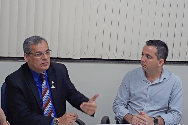 O auditor geral do estado do Pará, Roberto Paulo Amoras (e), participou de reunião, nesta terça feira (29), na sede do Centro Regional de Governo do Baixo Amazonas, no município de Santarém. Na ocasião, o auditor reforçou os mecanismos de controle interno praticados no estado e ressaltou a importância da utilização de procedimentos para que essa nova estrutura administrativa, implantada em 25 de janeiro deste ano, exerça sua atividade com mais segurança e propriedade. "O Centro Regional de Governo tem um objetivo muito claro: ser o grande articulador e promotor das políticas públicas regionalmente. Então, sua estruturação é recente, estamos com pouco mais de 100 dias e, portanto, os procedimentos dinamizados aqui são novos e a nossa intenção, a convite do secretário regional de Governo, Olavo das Neves (d), é tentar de uma forma mais ágil possível estabelecer mecanismos de controle que serão importantes para que o Centro Regional possa exercer de uma forma mais segura suas atividades", explicou o auditor.
FOTO: SAMUEL ALVARENGA / SECOM
DATA: 29.05.2018
SANTARÉM - PARÁ
<div class='credito_fotos'>Foto: Samuel Alvarenga / Secom | <a href='/midias/2018/originais/b0579df4-8cee-4ebe-8279-fa0442b8fb28.jpg' download><i class='fa-solid fa-download'></i> Download</a></div>