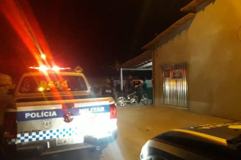 As Polícias Civil e Militar fiscalizaram (foto) dez estabelecimentos de diversões públicas, como bares e casas noturnas, e fecharam dois locais em situação irregular, na madrugada de sábado, 7, durante operação integrada realizada em Marabá, sudeste paraense. A ação policial contou com apoio de fiscais da Secretaria Municipal de Meio-Ambiente (Sema) do município. O objetivo foi verificar a existência de estabelecimentos funcionando sem alvará de licença e em situação de poluição sonora, entre outras irregularidades. Iniciada por volta de 23 horas da sexta-feira, dia 6, a operação policial se estendeu durante a madrugada até por volta de 3 horas da manhã. Ao todo, quatro bairros de Marabá foram alvos da ação policial: São Félix, Nova Marabá, Cidade Nova e Velha Marabá. Estiveram em atividade na operação nove agentes públicos - quatro policiais militares; dois policiais civis e três fiscais da Sema de Marabá.
FOTO: ASCOM / POLÍCIA CIVIL
DATA: 07.07.2018
MARABÁ - PARÁ <div class='credito_fotos'>Foto: Ascom / Polícia Civil | <a href='/midias/2018/originais/b0592e05-24da-4146-9632-f6c64262faf3.jpg' download><i class='fa-solid fa-download'></i> Download</a></div>