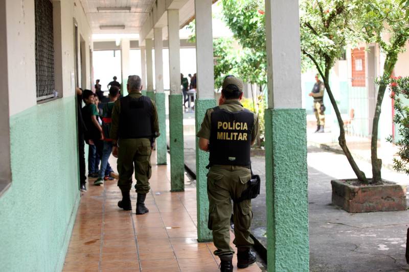 Trinta e oito agentes de segurança pública do Estado participam, no Instituto de Ensino de Segurança Pública do Pará (Iesp), de um curso de especialização da Companhia Independente de Policiamento Escolar (Cipoe). A capacitação começou no dia 26 de fevereiro e vai até 23 de março, com aulas de segunda a sexta, nos turnos da manhã e tarde. Os agentes de segurança estão sendo treinados para atuar na segurança junto às comunidades escolares do Estado. Este é o segundo curso que acontece para a qualificação do policiamento escolar do Comando de Policiamento Especializado, através da Companhia Independente de Policiamento Escolar (Cipoe). O primeiro foi em 2017, e qualificou 40 policiais. Na foto, policiamento na escola estadual Dom Pedro II.
FOTO: SIDNEY OLIVEIRA / AG. PARÁ
DATA: 13.03.2018
BELÉM - PARÁ <div class='credito_fotos'>Foto: Sidney Oliveira/Ag. Pará | <a href='/midias/2018/originais/b05c58d5-fed1-4617-be5a-8f55273f016c.jpg' download><i class='fa-solid fa-download'></i> Download</a></div>