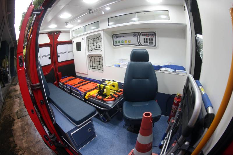 Para auxiliar no atendimento de vítimas de acidentes automobilisticos, o Corpo de Bombeiros Militar do Pará recebeu do Governo do Estado nesta quarta-feira (04), três ambulâncias de resgate, por conta de emendas parlamentares, que serão destinadas aos municípios de Parauapebas, Castanhal e Belém. A cerimônia de entrega, realizada no auditório da Casa Civil, teve a presença do Secretário de Segurança Pública e Defesa social (Segup), Luiz Fernandes, dos deputados estaduais Milton Campos, Gesmar Costa, Cel. Neil e Jaques Neves, além do Comandante do Corpo de Bombeiros Militar, Zanelli Antônio Melo. As ambulâncias são unidades de resgate tipo C para atendimento pré-hospitalar de vítimas de acidentes de trânsito, totalmente registradas pelo Ministério da Saúde; equipadas com material de suporte básico e material de desencaceramente - que auxilia nos acidentes quando as vítimas ficam presas em ferragens. No mês passado o Corpo de Bombeiros recebeu mais quinze veículos, desta vez, de vistoria e uma policlínica.
FOTO: THIAGO GOMES / AG. PARÁ
DATA: 04.04.2018
BELÉM - PARÁ <div class='credito_fotos'>Foto: Thiago Gomes /Ag. Pará | <a href='/midias/2018/originais/b05ca414-6f96-401f-bf74-d2026b5c761f.jpg' download><i class='fa-solid fa-download'></i> Download</a></div>