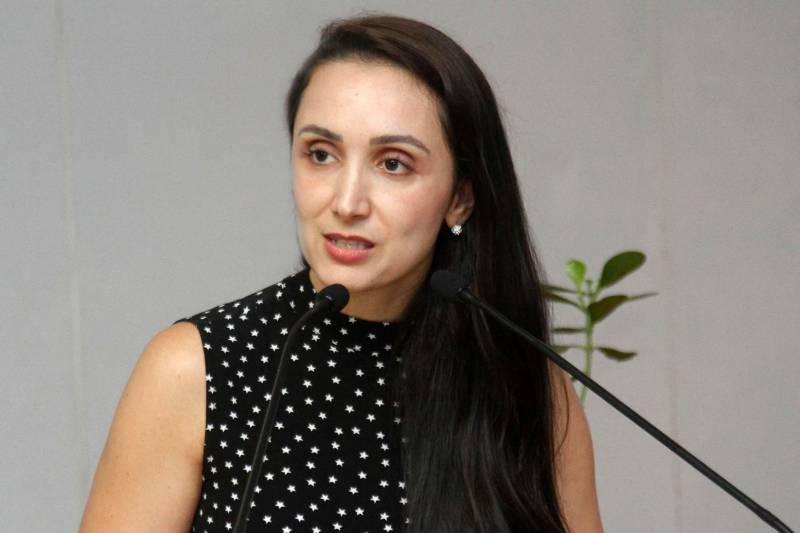 Por meio de acordo de cooperação técnica, o Governo do Estado, através da Escola de Governança Pública do Estado do Pará (EGPA) e o Tribunal de Contas do Estado do Pará (TCE-PA) realizaram nesta terça-feira (18), a certificação dos 50 concluintes no curso de Especialização em Gestão Pública com Ênfase em Políticas Públicas e Governança. A cerimônia foi no auditório Ministro Elmiro Nogueira, na sede do tribunal. Na foto, a conselheira substituta Milene Cunha.

FOTO: ASCOM PGE
DATA: 20.12.2018
BELÉM - PARÁ <div class='credito_fotos'>Foto: ASCOM PGE   |   <a href='/midias/2018/originais/b060ec91-b39e-46a1-813f-0d6934044697.jpg' download><i class='fa-solid fa-download'></i> Download</a></div>