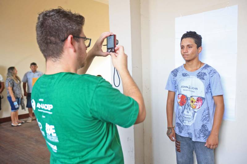 Com o mote “Defensoras e Defensores Públicos pelo direito à documentação pessoal: onde existem pessoas, nós enxergamos cidadãos", a Associação Nacional dos Defensores Públicos (Anadep) lançou, pela primeira vez, a Campanha Nacional na Região Norte. Este ano, a campanha tem por objetivo mostrar à sociedade que a Defensoria Pública pode ajudar o cidadão a obter e/ou retificar a documentação básica. O Mercado Francisco Bolonha, localizado no Complexo Mercado Ver-O-Peso, foi o local escolhido para sediar o evento, nesta sexta-feira (4). Na ocasião, houve um grande mutirão de atendimento ao público (foto), com orientação jurídica e esclarecimento de dúvidas para cerca de 800 cidadãos paraenses. A iniciativa teve o apoio da Defensoria Pública do Estado do Pará, da Associação dos Defensores Públicos do Pará (Adpep-PA) e do Colégio Nacional de Defensores Gerais (Condege).
FOTO: RODOLFO OLIVEIRA / AG. PARÁ
DATA: 04.05.2018
BELÉM - PARÁ <div class='credito_fotos'>Foto: Rodolfo Oliveira/Ag. Pará | <a href='/midias/2018/originais/b06b4fbf-4190-4278-9e21-75d0f648b903.jpg' download><i class='fa-solid fa-download'></i> Download</a></div>