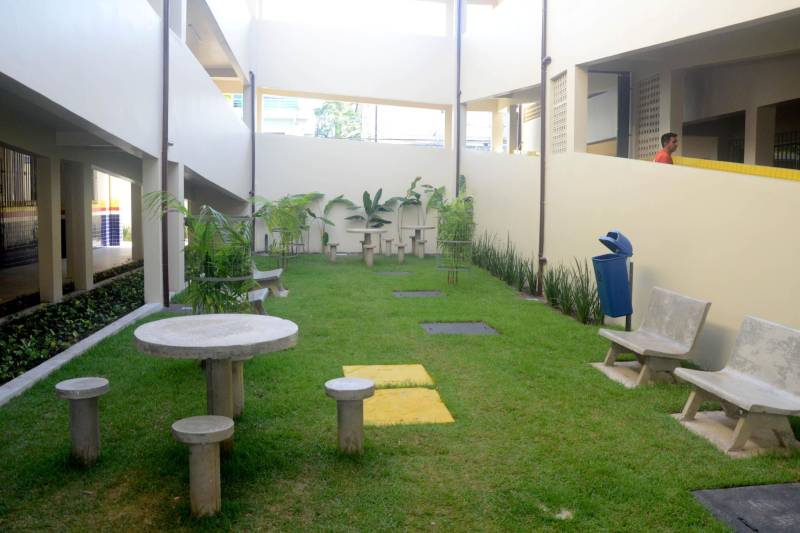 O Distrito de Icoaraci, em Belém, ganhou mais uma escola. Nesta sexta-feira (15), a Secretaria de Estado de Educação (Seduc) inaugurou a obra da Escola Estadual de Ensino Fundamental e Médio Professor Jorge Lopes Raposo (foto). Construída integralmente, a unidade faz parte de um pacote de mais de 100 projetos de novas escolas, reformas e ampliações que a Seduc está executando em 53 municípios. A obra concluída foi recebida como fator motivacional de novo posicionamento da escola no Índice de Desenvolvimento da Educação Básica (Ideb). A inauguração reuniu a comunidade escolar e se transformou numa festa que congregou alunos, professores, dirigentes e os gestores da Seduc, liderados pela secretária Ana Claudia Serruya Hage.
FOTO: ELISEU DIAS / ASCOM SEDUC
DATA: 15.06.2018
BELÉM - PARÁ <div class='credito_fotos'>Foto: Eliseu Dias / Ascom Seduc | <a href='/midias/2018/originais/b06eed60-3a4b-47d5-9eaa-908800298d24.jpg' download><i class='fa-solid fa-download'></i> Download</a></div>
