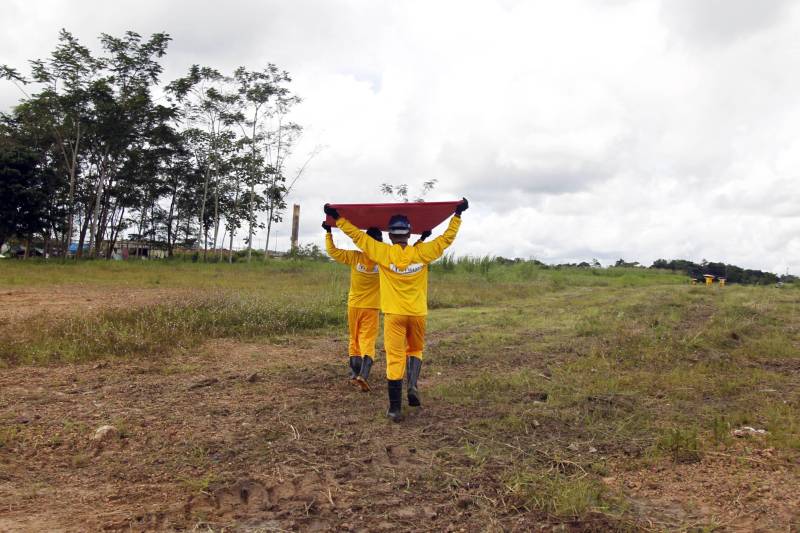 A Superintendência do Sistema Penitenciário (Susipe) iniciou nesta quinta-feira (3), a obra do muro de segurança da Colônia Penal Agrícola de Santa Izabel (CPASI). O muro terá uma extensão total de um mil e duzentos metros linear com altura de cinco metros. O objetivo é aumentar a segurança e o controle de entrada e saída dos presos custodiados no regime semiaberto, na unidade prisional.
FOTO: AKIRA ONUMA / ASCOM SUSIPE
DATA: 03.05.2018
SANTA IZABEL - PARÁ <div class='credito_fotos'>Foto: Akira Onuma / Ascom Susipe | <a href='/midias/2018/originais/b070e3a9-b1a4-4710-9be6-825efeac3766.jpg' download><i class='fa-solid fa-download'></i> Download</a></div>