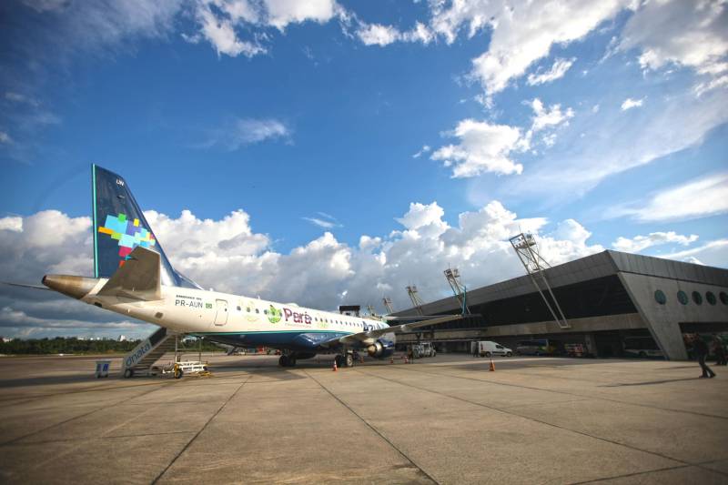 Pousou na tarde desta terça-feira (27) a aeronave modelo Airbus A 320 da Companhia Azul Linhas Aéreas adesivada com a logomarca “Para, A Obra-Prima da Amazônia” (foto). Levando a logomarca em sua aeronave, a companhia promove o turismo paraense nos mercados nacional e internacional. A estratégia é fruto de uma parceria entre a secretaria de estado de Turismo (Setur) e a Azul. A aeronave está voando por toda a malha aérea nacional da Azul e já passou por outros países como Argentina, Uruguai e Guiana Francesa. A companhia tem ampliado suas bases de operações no Pará com rotas regionais, nacionais e internacionais. “ Esta é uma estratégia no sentido de levar a marca do turismo paraense para todos os lugares em que a Azul voa. Desta forma o turismo no Pará é promovido como atividade econômica”, comenta o secretário de Estado de Turismo, Adenauer Goes.
FOTO: THIAGO GOMES / AG. PARÁ
DATA: 27.03.2018
BELÉM - PARÁ <div class='credito_fotos'>Foto: Thiago Gomes /Ag. Pará | <a href='/midias/2018/originais/b07b4e81-b9d3-4759-a480-d5ed52f3eb38.jpg' download><i class='fa-solid fa-download'></i> Download</a></div>
