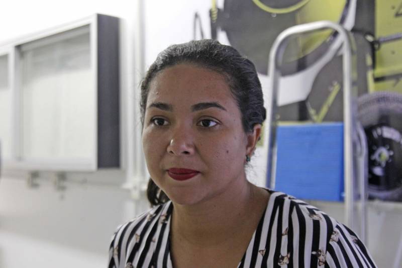 Em busca de capacitação e qualificação para o mercado de trabalho, 40 internos da Central Metropolitana II (CTM II) participam do curso de Construção Civil com Edificações Prediais, oferecido pelo Serviço Nacional de Aprendizagem Industrial (Senai), em parceria com a Superintendência do Sistema Penitenciário do Estado (Susipe). O curso terá 260 horas de duração, com aulas diárias, dentro de uma unidade móvel do Senai, no Complexo Penitenciário de Ananindeua. A carreta é estruturada com simuladores eletrônicos e hidráulicos, e salas de aula multimídia, com computadores e datashow para um ensino interativo. Essa é a primeira vez que a Central oferece um curso na área de construção civil, com o objetivo de qualificar internos custodiados. “Também é a primeira vez que a carreta-escola do Senai vem a uma Central de Triagem para desenvolver esse tipo de trabalho. Hoje, temos aqui vários presos sentenciados, e esta é uma forma de permitir que eles possam remir suas penas”, disse a diretora da casa penal, Mylene Fonseca (foto).
FOTO: AKIRA ONUMA / ASCOM SUSIPE
DATA: 29.05.2018
BELÉM - PARÁ <div class='credito_fotos'>Foto: Akira Onuma / Ascom Susipe | <a href='/midias/2018/originais/b07d4125-94c4-4730-927b-e9c546dde08a.jpg' download><i class='fa-solid fa-download'></i> Download</a></div>