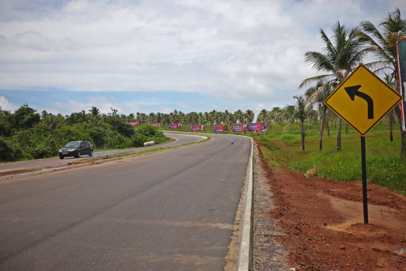 O motorista Ademir Silva, 53 anos, é condutor de ônibus no perímetro Salinópolis/Atalaia, no nordeste do estado. Ele comenta que sempre testemunhou os congestionamentos “quilométricos” que se formam nos períodos de férias na rodovia PA-444 (Estrada do Atalaia), que liga o município a sua mais frequentada praia. Agora, Ademir comemora o trabalho de duplicação da rodovia, que alcançou 80% das obras de drenagem. O prazo máximo para a conclusão das obras de restauração e duplicação da PA-444, que ligam a PA-124 e a sede do município a Praia do Atalaia, é o mês de janeiro de 2019. O custo do investimento é de R$ 17.897.41,08. “Sem dúvida vai melhorar em 70% o trânsito, já que andar por aqui, nos feriados, é uma briga constante”, comenta. Além da duplicação da rodovia, o projeto prevê a criação de um canteiro central, ciclovia iluminada nos dois sentidos da pista e diversas travessias para pedestres com semáforos temporizados, trazendo beleza, conforto e segurança à população em geral.
FOTO: IGOR BRANDÃO / AG. PARÁ
DATA: 19.04.2018
SALINÓPOLIS - PARÁ <div class='credito_fotos'>Foto: IGOR BRANDÃO / AG. PARÁ | <a href='/midias/2018/originais/b082d09e-7d77-487e-8e44-e361d22d206e.jpg' download><i class='fa-solid fa-download'></i> Download</a></div>