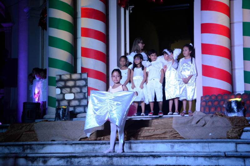 O clima natalino esteve presente na “I Cantata de Natal”, promovida pela Escola Barão do Rio Branco, na quarta-feira (19), em Belém. Alunos do 1º ao 9º ano do Ensino Fundamental e seus professores realizaram apresentações de cantigas de Natal com interpretação simultânea na Língua Brasileira de Sinais (Libras), promovendo a inclusão de alunos com surdez. Familiares e a comunidade prestigiaram as apresentações.  

FOTO: FERNANDO NOBRE / ASCOM SEDUC
DATA: 20.12.2018
BELÉM - PARÁ <div class='credito_fotos'>Foto: Fernando Nobre/ Ag. Pará   |   <a href='/midias/2018/originais/b0836a3a-c774-4ffb-94e3-a689b8b71d02.jpg' download><i class='fa-solid fa-download'></i> Download</a></div>