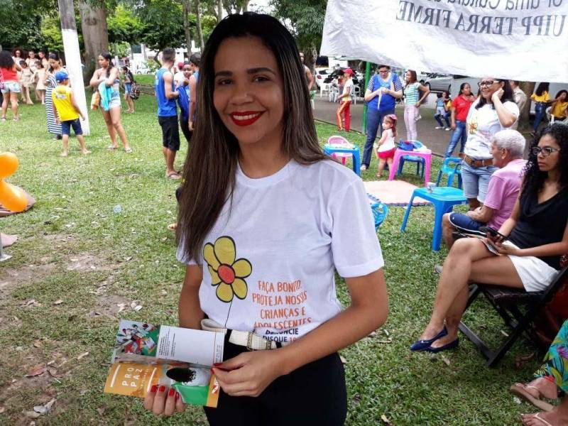 A Praça é um lugar público e de socialização. Pensando no potencial de mobilização do espaço que, a Fundação Pro Paz, por meio do Pro Paz Integrado e Pro Paz nos bairros trouxe nesta manhã (22) espetáculos, música na voz de Nazaré Pereira e ação de conscientização sobre violência e exploração sexual. A programação é alusiva ao último dia 16, que marca o Dia Estadual de enfrentamento à exploração sexual contra crianças e adolescentes. "É importante unir nesta ação os dois programas, o 'Bairros' e o 'Integrado', pois eles trabalham a prevenção a reparação das situações de abuso e exploração sexual contra crianças e adolescentes. Estar na praça possibilita a população conhecer os nossos serviços, assim como alertar as famílias sobre esse tipo de violência", pontuou Naiana Dias coordenadora do Pro Paz Integrado. Os grupos de teatro da UIPP terra firme, grupo de dança do polo UFPA e sacramenta, Orquestra de percussão sustentável do Pro Paz se apresentaram para os presentes. Na foto, a diretora de Ações Estratégicas do Pro Paz, Priscila Campelo.
FOTO: EMANUELE CORRÊA / ASCOM PRO PAZ
DATA: 22.04.2018
BELÉM - PARÁ <div class='credito_fotos'>Foto: EMANUELE CORRÊA / ASCOM PRO PAZ | <a href='/midias/2018/originais/b08459f5-b617-451a-b899-ad2f4ef7d53c.jpg' download><i class='fa-solid fa-download'></i> Download</a></div>