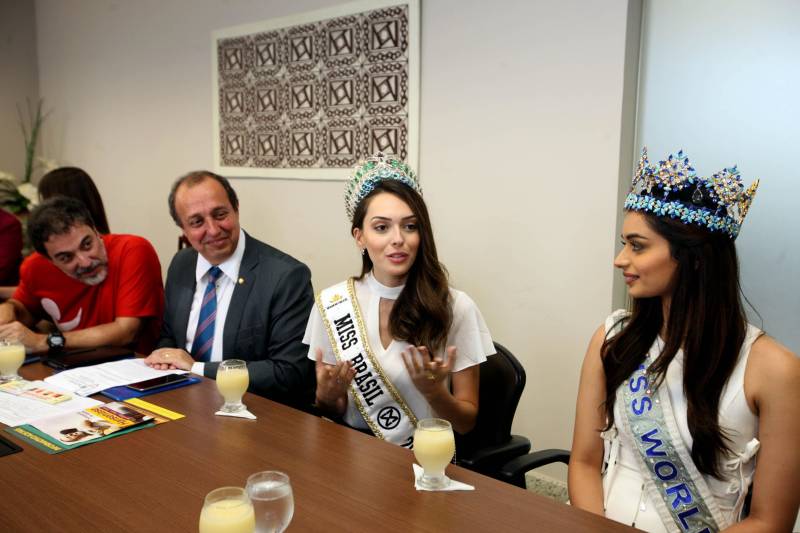 Há seis anos, o combate à hanseníase é a causa escolhida pela organização do Concurso Miss Mundo para ser trabalhada pelas eleitas no certame de beleza. A atual dona da coroa, a indiana Manushi Chhillar, e a atual Miss Brasil Mundo, Gabrielle Vilela (foto), foram recebidas na manhã desta sexta-feira (20), em agenda institucional, pelo governador Simão Jatene e o secretário de Estado de Saúde Pública, Vitor Mateus. A comitiva está em Belém para a promoção de ações sociais de combate à doença. O encontro ocorreu no Palácio do Governo, na capital paraense. A programação do “Beleza com Propósito” no Brasil integra encontros com governantes e autoridades de outros Estados da Federação. Durante a semana, a comitiva foi recebida em São Paulo, no Palácio dos Bandeirantes, onde deu início à campanha do agasalho. Também foi a Brasília apoiar a Associação de Pais e Amigos dos Excepcionais do Distrito Federal (Apae-DF), sendo recebida pelo governador do Distrito Federal, Rodrigo Rollemberg.
FOTO: SIDNEY OLIVEIRA / AG. PARÁ
DATA: 20.04.2018
BELÉM - PARÁ <div class='credito_fotos'>Foto: Sidney Oliveira/Ag. Pará | <a href='/midias/2018/originais/b0857ab0-3f8b-4741-b2a7-99ffeb618581.jpg' download><i class='fa-solid fa-download'></i> Download</a></div>