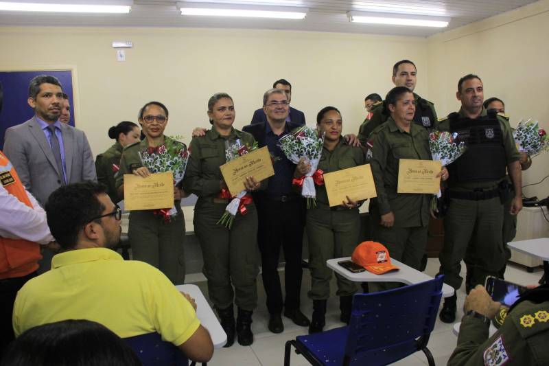 O município de Sapucaia recebeu nesta quarta-feira, 5, uma Unidade Integrada Pro Paz (UIPP, na foto). Um investimento do Governo do Estado de R$ 1.134.131,00. Segundo o Secretário de Estado de Segurança Pública, Luiz Fernandes, afirma que já mais de 80 novas UIPP’s no Pará, com as reformadas e reestruturadas esse número chega a 120 unidades. O titular da SEGUP destaca que o mais importante não é a estrutura física, mas o conceito empregado. De Sapucaia, a comitiva foi para Redenção onde inaugurou o 7º Batalhão de Polícia Militar, uma obra orçada em R$ 2.808.000,00. Atualmente o BPM conta com 145 policiais, 6 viaturas incluindo a Patrulha Rural e 12 motocicletas. O Comandante do Batalhão, o Major José Ricardo Chaves, informou que a maior ocorrência no município são roubos de motos, mas pontuou que a maior parte dos veículos é encontrada pela PM na cidade e cidades vizinhas.

FOTO: RODOLFO OLIVEIRA / AG PARÁ
DATA: 05.12.2018
SAPUCAIA - PARÁ <div class='credito_fotos'>Foto: Rodolfo Oliveira/Ag. Pará   |   <a href='/midias/2018/originais/b09229a8-0b1f-436b-b29c-0bb5d68c4154.jpg' download><i class='fa-solid fa-download'></i> Download</a></div>