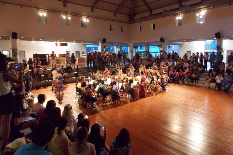 O Espaço São José Liberto recebe na próxima quinta-feira, 14, apresentação musical de orquestras da Escola de Música da Universidade Federal do Pará (UFPA) Às 16h30, se apresenta a Orquestra Infanto-Juvenil Helena Maia e, em seguida, às 17h, é vez da Orquestra Infantil de Violinistas Lícia Arantes fazer a sua exibição, com repertório junino que terá participação especial de Chiquinho do Acordeom e alunos da Escola de Aplicação da UFPA, sob a coordenação do professor Adamilson de Abreu.

FOTO: ASCOM / IGAMA
DATA: 13.06.2018
BELÉM - PARÁ <div class='credito_fotos'>Foto: ASCOM IGAMA   |   <a href='/midias/2018/originais/b094498f-9cc1-46e7-b9af-2600d75bfe53.jpg' download><i class='fa-solid fa-download'></i> Download</a></div>