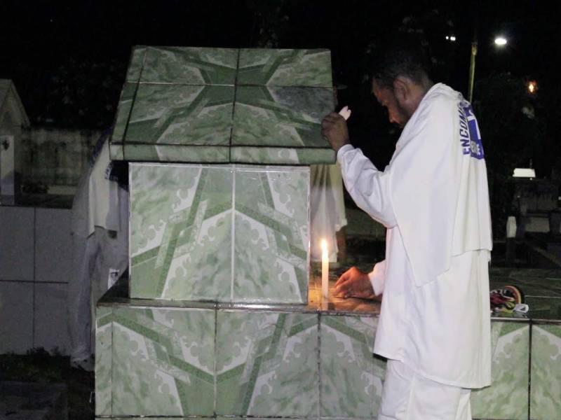 No período da Semana Santa, o município de Oriximiná, na região oeste, revive uma tradição secular, a Encomendação das Almas (foto), trazida da Europa para o Brasil pelos padres capuchinhos e mantida até hoje entre as populações ribeirinhas e as comunidades remanescentes de quilombos. O ritual católico começa na noite desta quarta-feira (28), quando grupos de homens trajados com mantos brancos se dirigem ao cemitério da cidade para, à meia-noite, “apanharem” as almas que seguirão em uma longa procissão pelas ruas de Oriximiná. Entre orações e ladainhas entoadas em latim, os “encomendadores de almas”, como são chamados, também param nas casas dos moradores que solicitam ou, como manda a tradição, deixam uma vela acesa na frente de suas residências. Como retribuição, as famílias costumam ofertar um lanche na madrugada. A manifestação popular, que se mantém em poucas cidades do Brasil, prossegue até a meia-noite da Sexta-Feira Santa, quando as almas são devolvidas ao cemitério.
FOTO: REPRODUÇÃO
DATA: 29.03.2018
<div class='credito_fotos'>Foto: REPRODUÇÃO | <a href='/midias/2018/originais/b095cfeb-b7fe-492a-ab21-a66772cefa5f.jpg' download><i class='fa-solid fa-download'></i> Download</a></div>