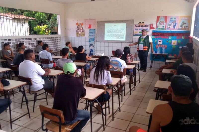 Trinta e dois carroceiros da ilha de Algodoal, no município de Maracanã, nordeste do Pará, participam do Curso de Qualificação para Condutores e Auxiliares de Veículos de Tração Animal, ministrado pela Escola Pública de Trânsito/Coordenadoria de Educação do Detran-Pará. A programação encerra nesta sexta-feira (14) à tarde.  Pela segunda vez este ano, a autarquia promoveu a programação específica para o segmento. Em junho, 178 charreteiros foram capacitados.

FOTO: ASCOM DETRAN
DATA: 14.12.2018
MARACANÃ - PARÁ <div class='credito_fotos'>Foto: ASCOM DETRAN   |   <a href='/midias/2018/originais/b0a7e81a-d4c7-4632-9997-f8ec733b7a16.jpg' download><i class='fa-solid fa-download'></i> Download</a></div>