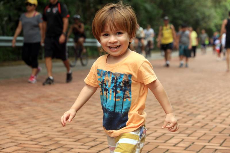 Neste primeiro feriado após a reabertura do Parque ao público, no último dia 16, o movimento no Peut foi grande, principalmente entre famílias e esportistas. Gente de todas as idades aproveitou a estrutura, segurança e tranquilidade do local para praticar seu esporte favorito. Bicicletas, patins e skate disputavam espaço em meio aos quatro quilômetros de percurso da pista principal.
FOTO: CARLOS SODRÉ / AG. PARÁ
DATA: 30.03.2018
BELÉM - PARÁ <div class='credito_fotos'>Foto: CARLOS SODRÉ / AG. PARÁ | <a href='/midias/2018/originais/b0ae0f38-9b08-49fe-a975-0b47a309019b.jpg' download><i class='fa-solid fa-download'></i> Download</a></div>