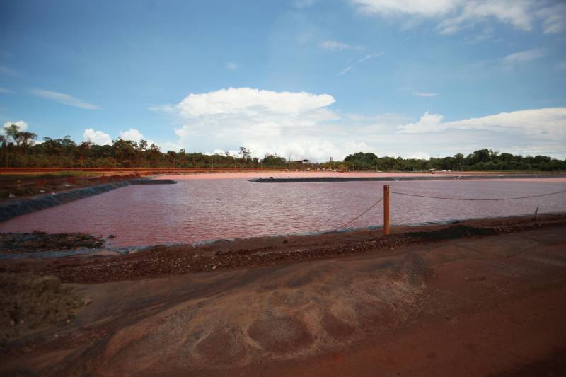 Por conta do não cumprimento do prazo de 48 horas dado pelo Governo do Estado para que a Hydro (foto) reduzisse os níveis das bacias de resíduos ao nível de pelo menos um metro, a Secretaria de Meio Ambiente e Sustentabilidade (Semas) notifica a empresa, na manhã desta terça-feira (27), com a determinação de que reduza a produção da refinaria em 50%. A Semas também triplicará a multa definida anteriormente, cumprindo a legislação ambiental em vigor, chegando a cerca de R$ 1 milhão por dia de descumprimento (300 mil Unidades de Padrão Fiscal). A empresa informou formalmente que reduziu os índices, mas não integralmente no total determinado de um metro. A determinação de redução emitida pela Semas reforça ainda que devem ser mantidos e ampliados os esforços para tratamento dos efluentes e de redução dos níveis das bacias. As equipes da Semas permanecem em campo 24 horas, trabalhando em conjunto com a Defesa Civil e outros órgãos, monitorando a situação.
FOTO: IGOR BRANDÃO / AG. PARÁ
DATA: 24.02.2018
BARCARENA - PARÁ <div class='credito_fotos'>Foto: IGOR BRANDÃO / AG. PARÁ | <a href='/midias/2018/originais/b0b044ea-9af0-46be-8e85-594634c5df65.jpg' download><i class='fa-solid fa-download'></i> Download</a></div>