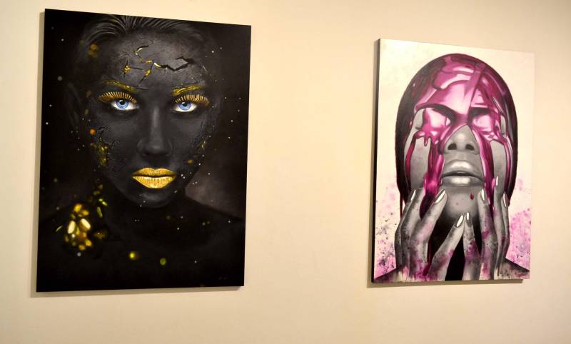 O arquiteto e artista visual Alexandre Dantas abre, hoje, 3, às 19h30, a exposição “Face a Face” (foto) com 20 telas de pintura, algumas em grandes dimensões na Galeria Theodoro Braga da Fundação Cultural do Pará (FCP). Com o trabalho, o artista faz um convite ao diálogo entre arte e espectador. “Pelas obras procurei expor meu consciente e o subconsciente, provocando o observador a desvendar meus pensamentos e reflexões sobre as pessoas e seus momentos, através de expressões ou intervenções nos rostos de anônimos”, pontua Alexandre Dantas. A exposição marca 10 anos da produção do artista, sendo 5 dedicados profissionalmente à pintura. A mostra foi contemplada no Prêmio Seiva no Edital Pauta Livre de 2018.
FOTO: ASCOM / FCP
DATA: 03.07.2018
BELÉM - PARÁ <div class='credito_fotos'>Foto: ASCOM FCP | <a href='/midias/2018/originais/b0bb42ef-d498-45e5-93ac-92555a63eb42.jpg' download><i class='fa-solid fa-download'></i> Download</a></div>