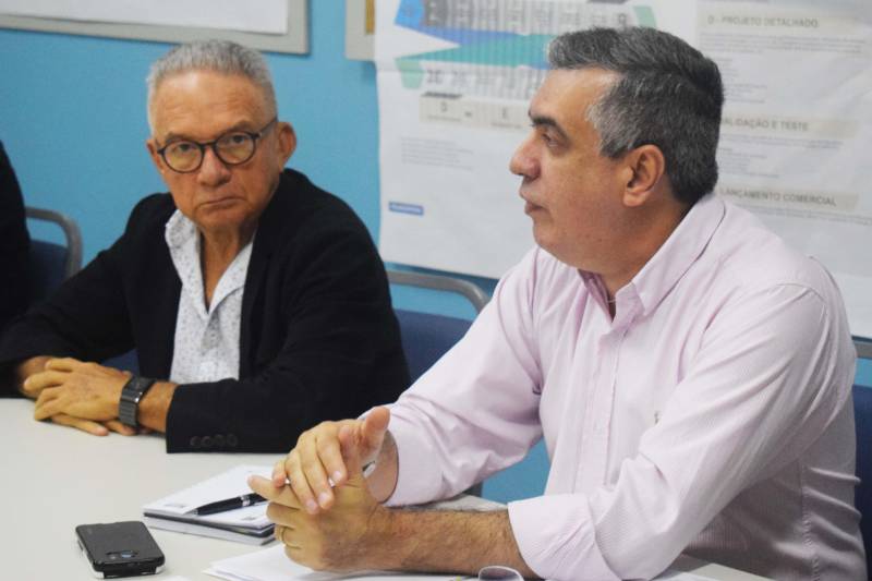 O Complexo Industrial de Icoaraci, em Belém, foi tema de uma reunião que discutiu melhorias estruturais para o distrito. Reunidos na sede da empresa Tramontina, no dia 9, os representantes da Companhia de Desenvolvimento Econômico do Pará (Codec) - administradora do Polo -, da Federação das Indústrias do Pará (Fiepa) e representantes de diversas empresas instaladas no Distrito, falaram sobre as principais demandas da área e apontaram melhorias que devem ser implementadas com o objetivo de dar melhores condições às atividades industriais e de acesso aos trabalhadores locais. “Este encontro é importante porque representa a retomada de todas as demandas de estrutura do Distrito e também a aproximação com o governo do Estado, por meio de várias secretarias, que podem contribuir com o desenvolvimento de novas indústrias, além das já instaladas aqui”, avaliou o diretor da Tramontina, Antônio Pagliari. Na foto, o presidente da Codec, Fábio Lúcio Costa (d). José conrado (e)
FOTO: ASCOM / CODEC
DATA: 10.03.2018
BELÉM - PARÁ <div class='credito_fotos'>Foto: ASCOM CODEC | <a href='/midias/2018/originais/b0bcc7fa-d6ff-4d3b-a759-52686bc5cd5d.jpg' download><i class='fa-solid fa-download'></i> Download</a></div>