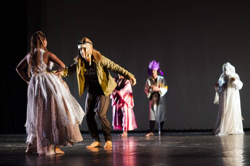 Os novos artistas que desejam entrar no mercado paraense, já podem se inscrever no Prêmio Expressões Artísticas 2018, da Fundação Cultural do Pará (FCP). A premiação tem como objetivo valorizar as atividades artísticas desenvolvidas no Estado e nas demais regiões do Brasil. O edital faz parte do Programa Seiva de Incentivo à Arte e à Cultura. O edital de 2018 foi publicado na edição desta terça-feira (27), do Diário Oficial do Estado (DOE). Os interessados podem se inscrever até o dia 12 de abril, na sede da FCP, de segunda à sexta, no horário de 8h às 17h, no setor de protocolo, localizado no subsolo do prédio do Centur. Serão premiados 20 projetos no valor de R$ 4.500,00 (quatro mil e quinhentos reais), nas áreas de artes visuais, cênicas, design e música. Além disso, os selecionados terão direito a um programa de capacitação de 10 horas após a seleção. Podem se inscrever no certame pessoas físicas, bem como microempreendedores individuais (MEI).
FOTO: ASCOM / FCP
DATA: 27.02.2018
BELÉM - PARÁ <div class='credito_fotos'>Foto: ASCOM FCP | <a href='/midias/2018/originais/b0cdd8f1-eef7-4549-81c7-be3b1659ebb4.jpg' download><i class='fa-solid fa-download'></i> Download</a></div>