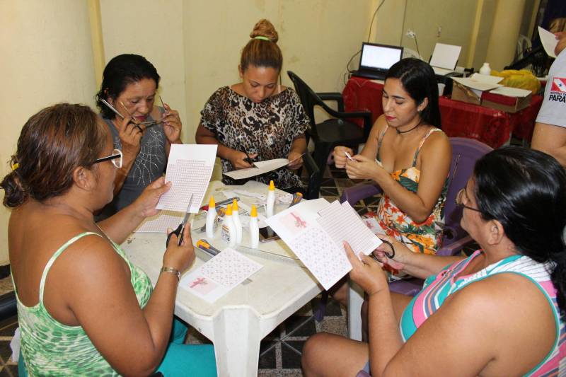 A pizza de talos e o bolo de banana fizeram parte do cardápio do último dia do curso de alimentação alternativa e reaproveitamento de alimentos (foto), nessa sexta-feira (27), no Bairro Curió-Utinga, em Belém. O curso faz parte do Projeto Cozinha Sustentável e foi realizado no Centro Comunitário da Passagem Cruzeiro Unidos com o Pantanal, por meio de parceria entre o Núcleo de Articulação e Cidadania (NAC) e a Empresa de Assistência Técnica e Extensão Rural do Estado do Pará (Emater). O objetivo da capacitação é oportunizar a inclusão socioprodutiva para pessoas em situação de vulnerabilidade social, com a produção de alimentos, contribuindo para a gestão autônoma de geração de renda em ações que priorizam o empreendedorismo individual para o desenvolvimento da economia local. Na foto, curso de culinária doce com cartonagem, realizado na Igreja Assembleia de Deus, no Bairro Pedreira, em Belém.
FOTO: RUAN MORAES / ASCOM NAC
DATA: 27.04.2018
BELÉM - PARÁ <div class='credito_fotos'>Foto: Ascom NAC | <a href='/midias/2018/originais/b0cf3ca1-b61e-4a0a-9d90-cff44bf284a7.jpg' download><i class='fa-solid fa-download'></i> Download</a></div>