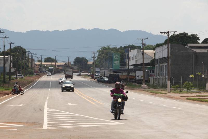 Em Redenção, o trecho urbano da PA-287, conhecido como Avenida Araguaia, também foi inaugurado, após a restauração de seus cinco quilômetros de extensão, incluindo pavimentação e construção de meio fio.
FOTO: MÁCIO FERREIRA / AG. PARÁ
DATA: 31.10.2018
REDENÇÃO - PARÁ <div class='credito_fotos'>Foto: MÁCIO FERREIRA/ AG. PARÁ | <a href='/midias/2018/originais/b0d36ad7-c6a8-4593-a63c-e64fb0ac4238.jpg' download><i class='fa-solid fa-download'></i> Download</a></div>